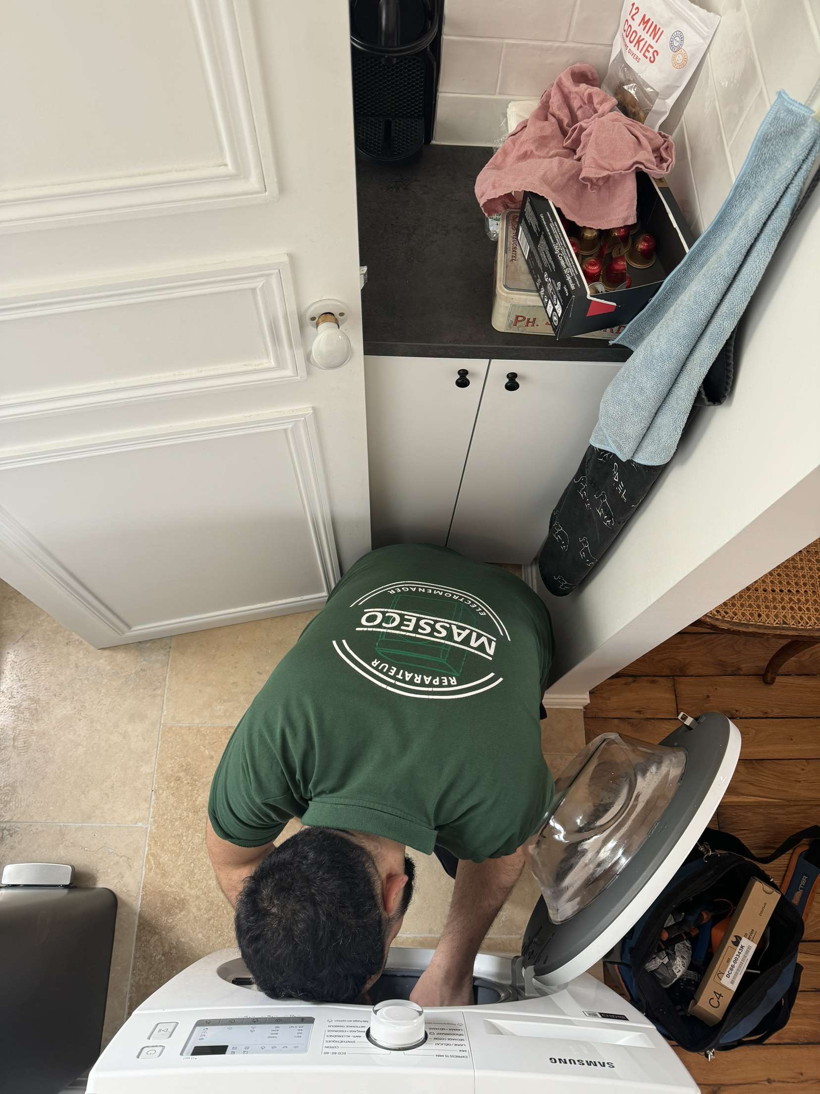 réparateur d'électroménagers qui répare un lave-linge dans les Yvelines