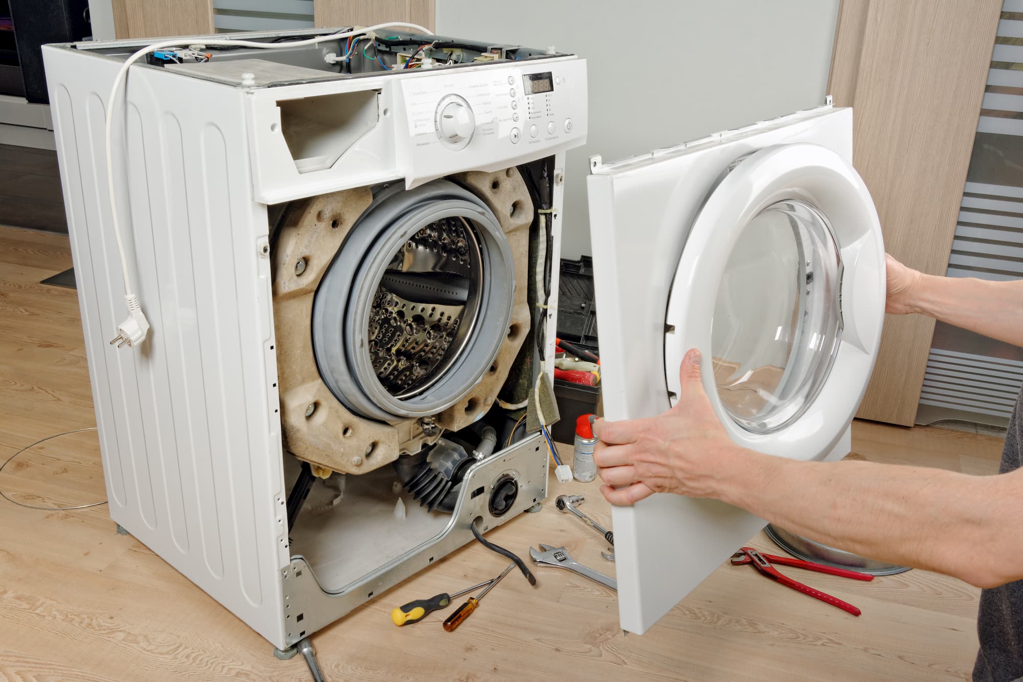 Technicien qui répare une machine à laver
