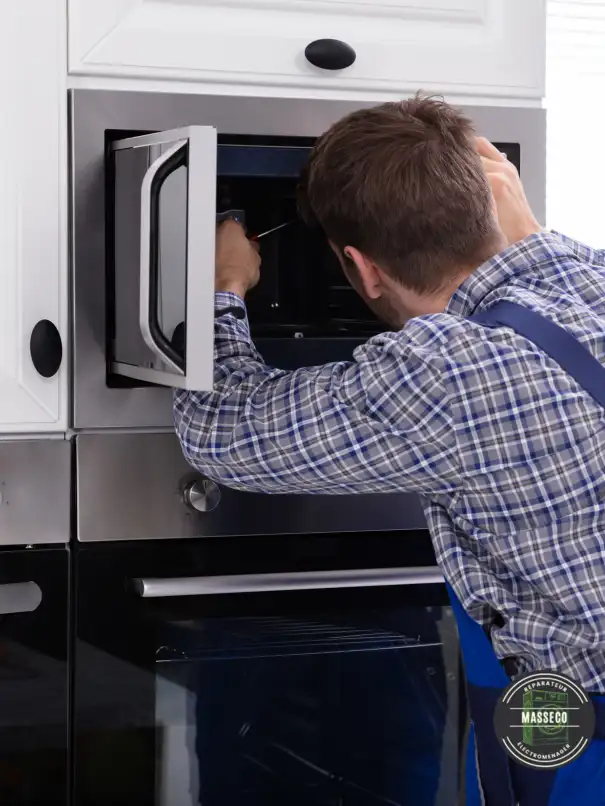un réparateur en train de réparer un four à micro ondes a domicile